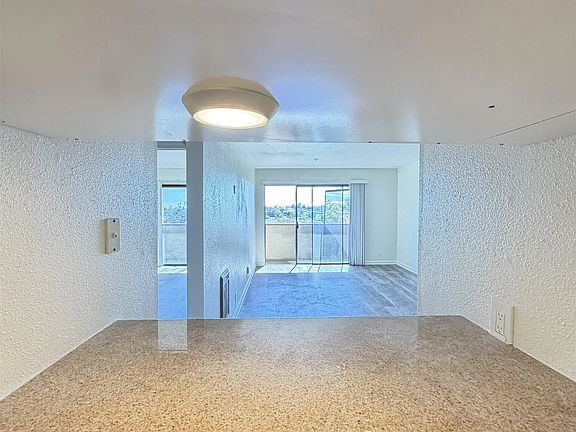 4th image of 4041 Oakcrest Dr Unit 408
