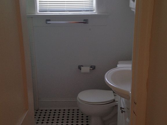 2nd image of 1542 Robinson Ave APT 1
