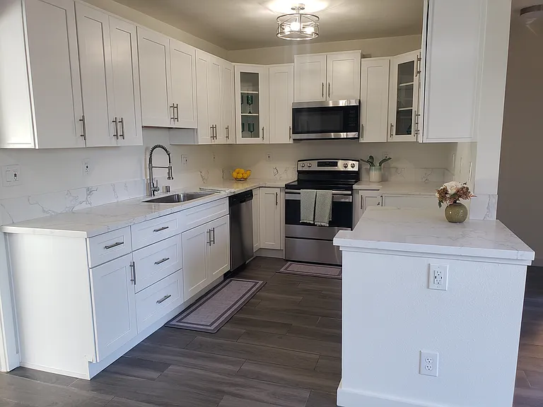 Upgraded Orange 1 Bedrooms — Photo 21