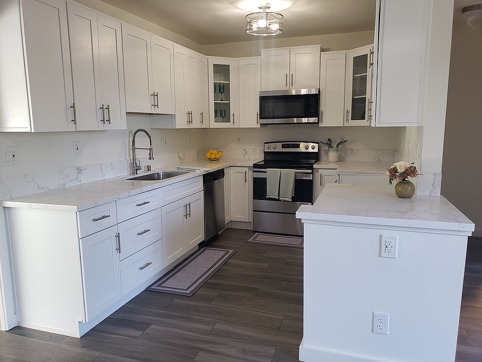 1549 #D4 - White Shaker Cabinets w/Quartz Counter Tops