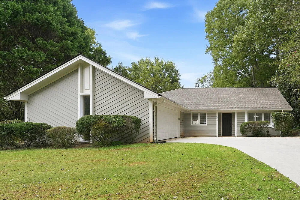 3 bed, 2.0 bath, 1773 sqft, $1,950 — Photo 1