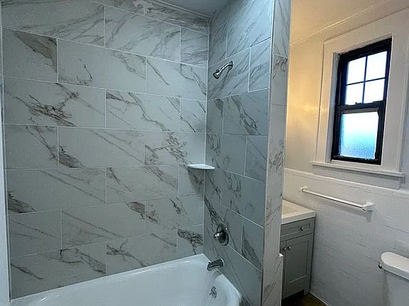4th image of 951 Edgewater Ave #3dc1b0337