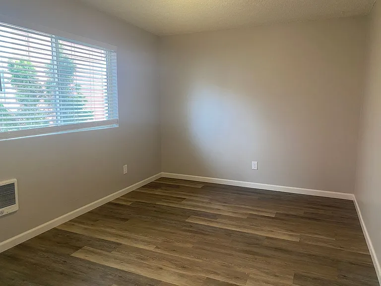 133 E Chelan Ave — Photo 23