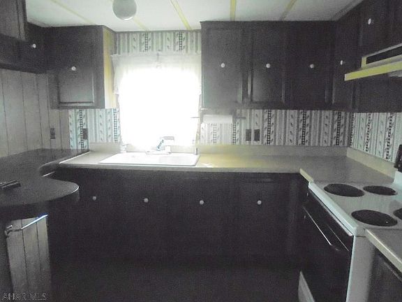 3rd image of 221 Manor Dr