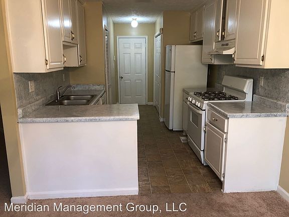 3rd image of 214 Oakwood Cir