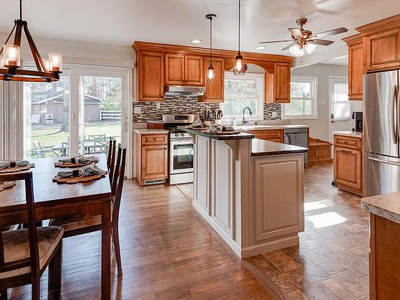 3rd image of 44125 Louisdale Rd