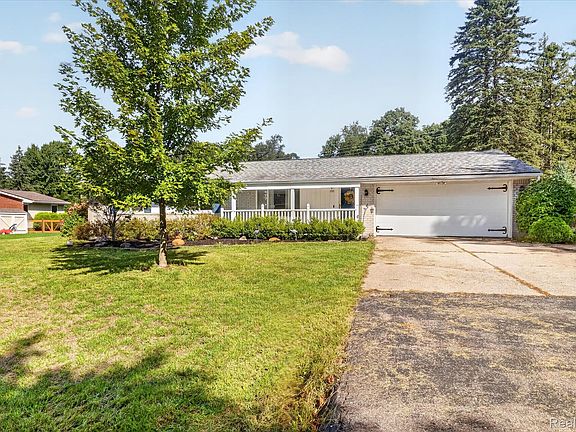 3rd image of 1910 Alton Cir