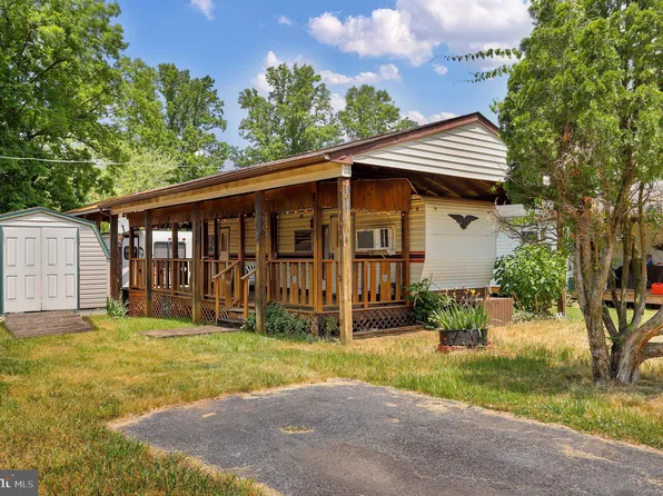 2 Yogi Bear Blvd, Falling Waters, WV 25419