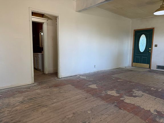 4th image of 691 E Madison St