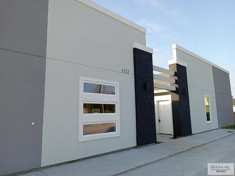 1122 E 20th St #5 — Photo 2
