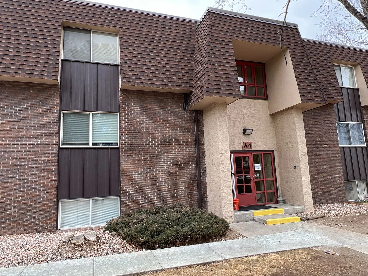 Updated 2 bedroom 1 bath Garden Level Apartment Near DTC — Photo 1