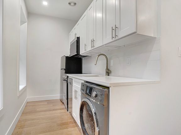 3rd image of 209 E 10th St #5A