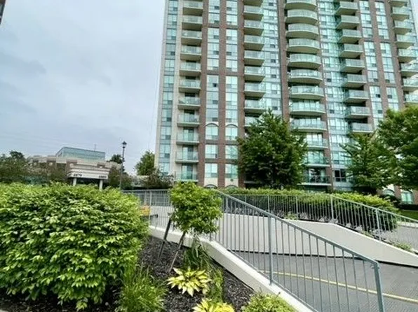 4889 Kimbermount Ave NW #Penthouse 10, Mississauga, ON L5M 7R9