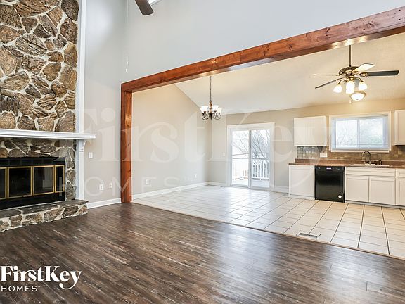 3rd image of 416 Oak Pl