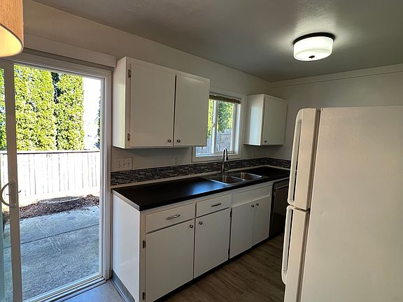 5th image of 22787 SW Lincoln St APT 2