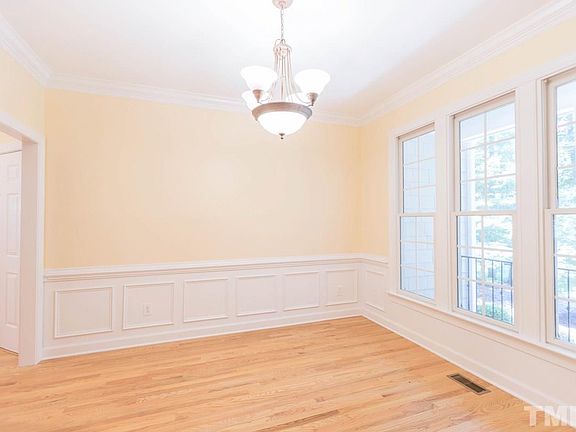 5th image of 1811 Valley Creek Dr