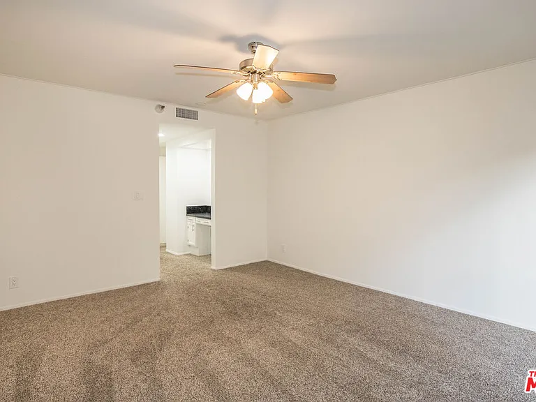 410 S Barrington Ave #205 — Photo 32