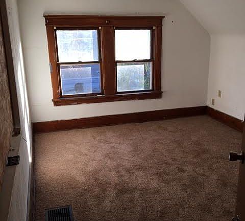 5th image of 1047 Charleston St
