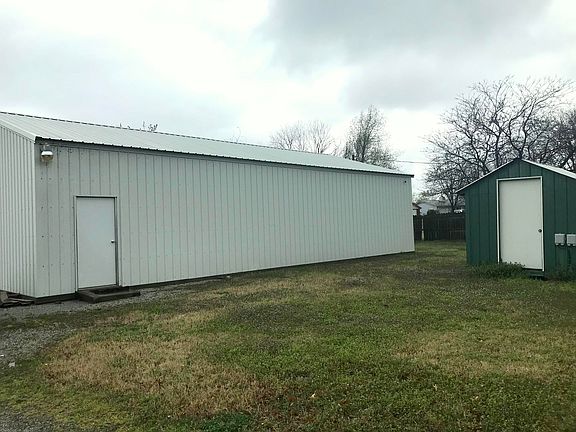 3rd image of 811 Morrow Dr