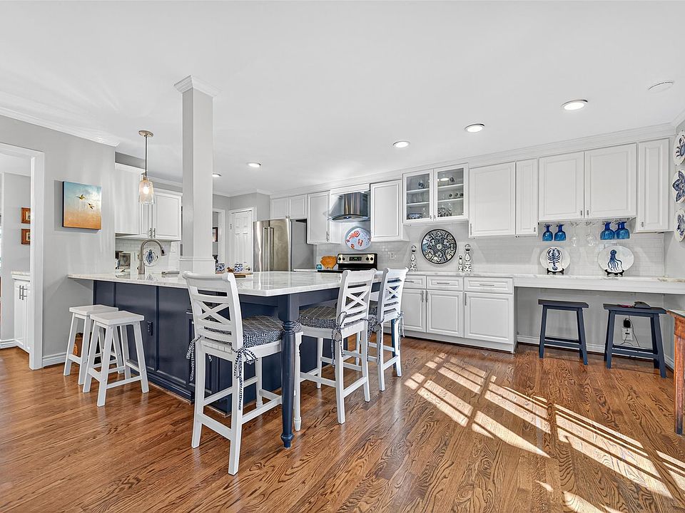 1st image of 8932 Chatsworth Dr #8932