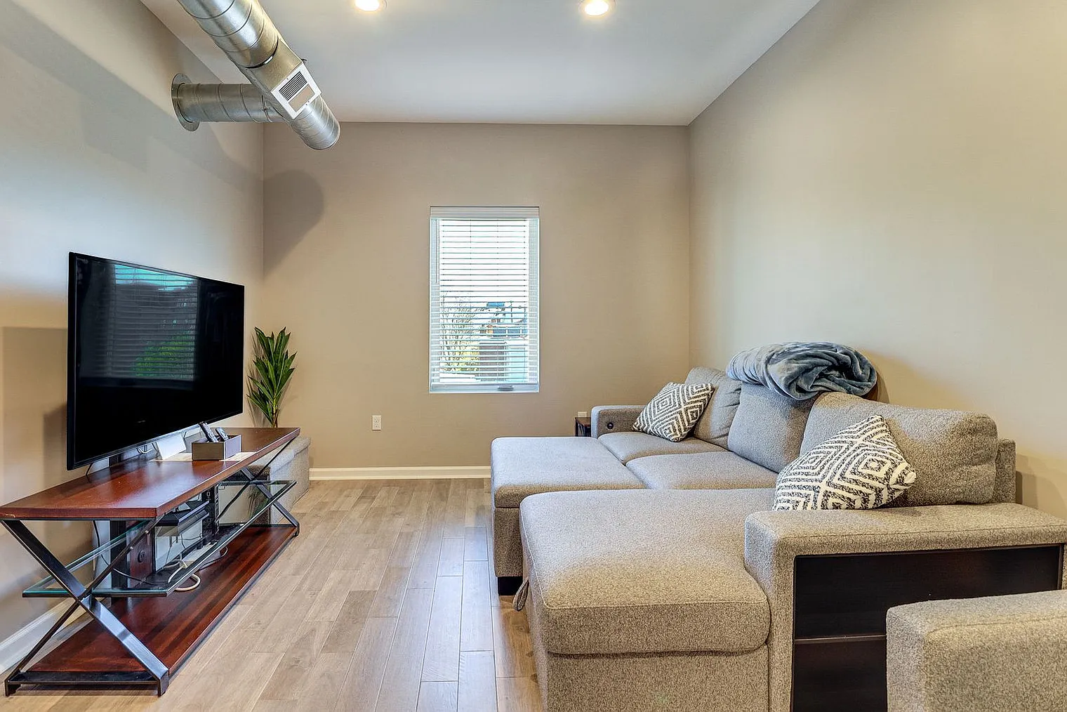 1 bed, 1.0 bath, 742 sqft, $2,483 — Photo 2