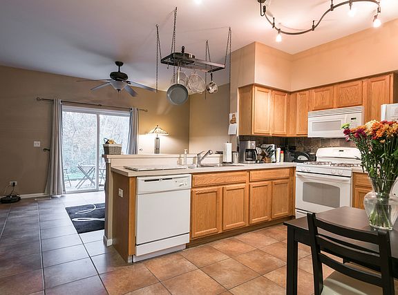 2nd image of 4039 Oak Tree Ln #4039