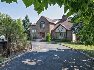 21 Walnut St, Livingston, NJ 07039