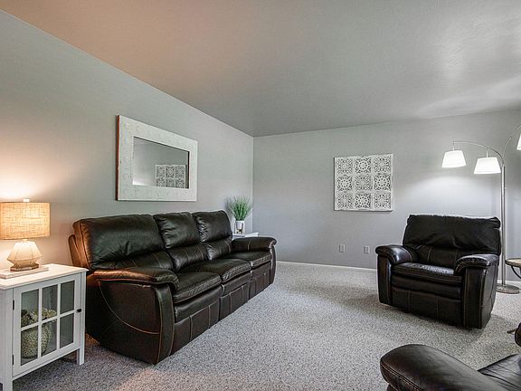 3rd image of 4430 Hackley Dr NE