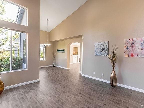 4th image of 975 Bouquet Dr