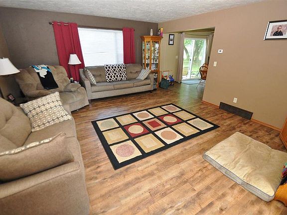 3rd image of 990 Saint Anthony Dr