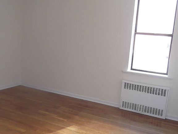 3rd image of 140-50 Burden Cres APT 3G