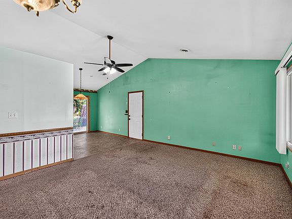 4th image of 412 Spruce Ln