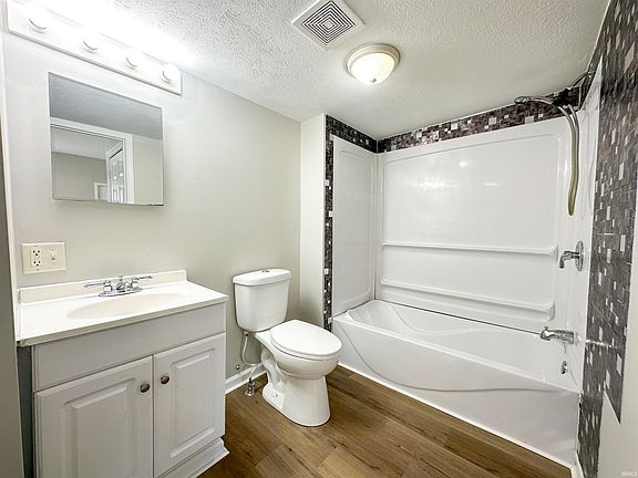 5th image of 426 W 6th St