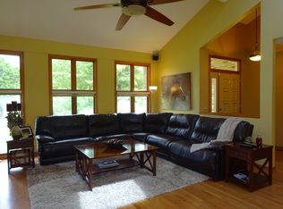 5N936 Castle Dr, St Charles, IL 60175