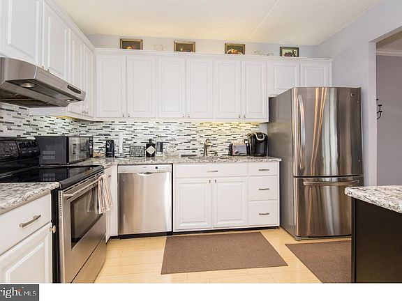 3rd image of 2301 Cherry St APT 3C