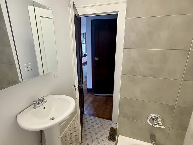 984 Woodbourne Dr SW — Photo 8