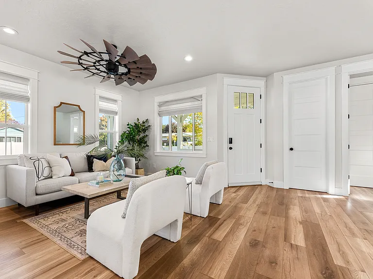 4835 N Mitchell St — Photo 4