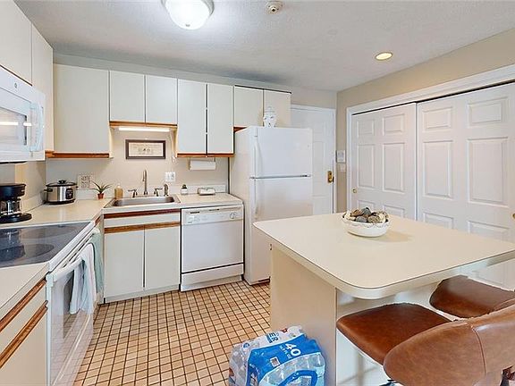 2nd image of 201 Woodlawn Ave APT 104