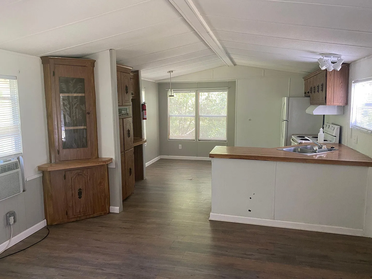 2 bed, 1.5 bath, 980 sqft, $900 — Photo 2