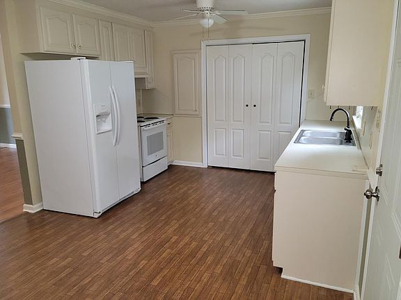 3rd image of 407 Robinson Dr