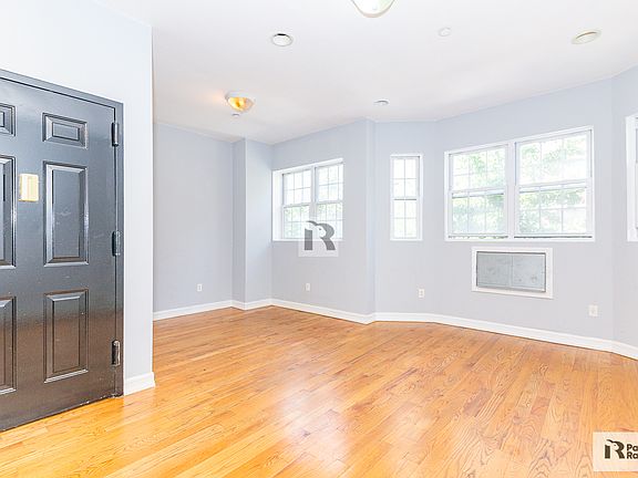 4th image of 118 Seigel St #2C