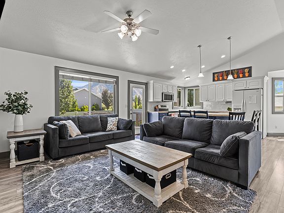 2nd image of 572 Willow Cir