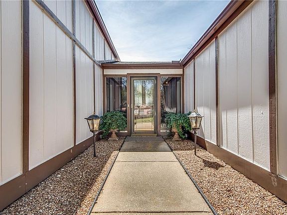 4th image of 405 W Louella Dr