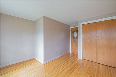 4th image of 75 Parkwood Ave