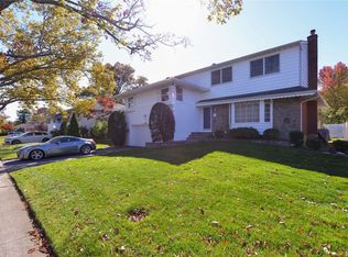 40 Ridge Dr, Westbury, NY 11590