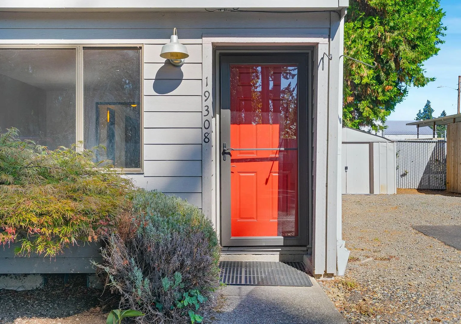 Well-kept, roomy 2-bdrm/1.5-bath Milwaukie unit. Private patio, quiet location, designated parking — Photo 4