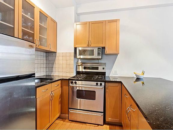 3rd image of 116 W 72nd St APT 14A