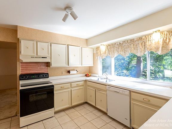 5th image of 3349 Tacoma Cir