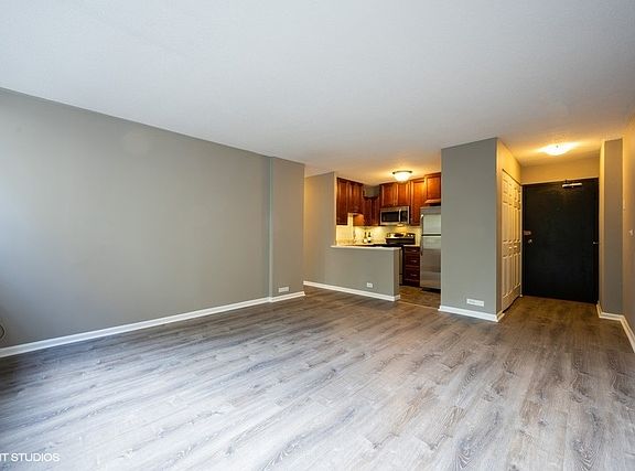 3rd image of 2740 N Pine Grove Ave APT 2B