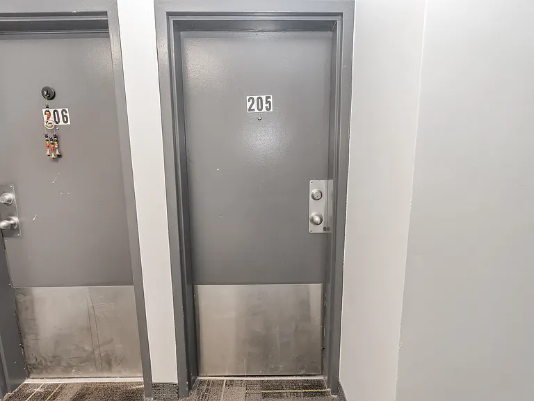 12 Colborne St E — Photo 3